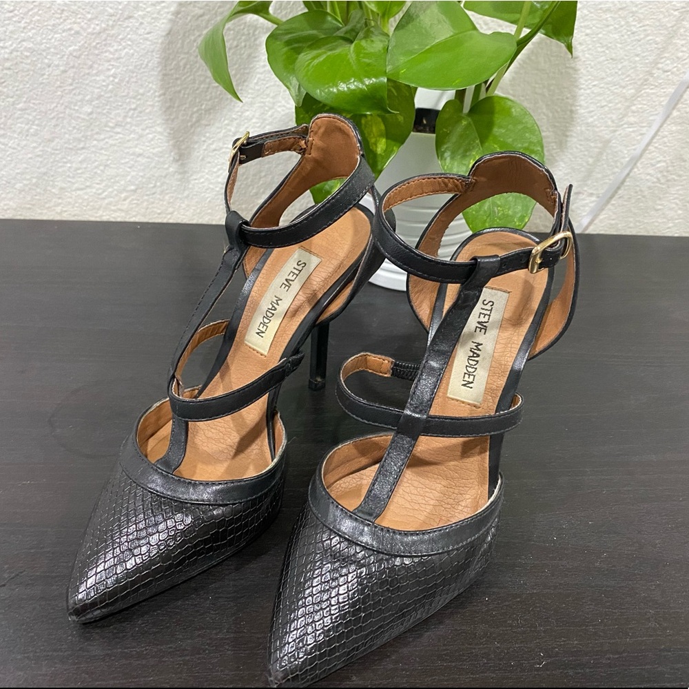 STEVE MADDEN pointed toe heels with ankle strap.